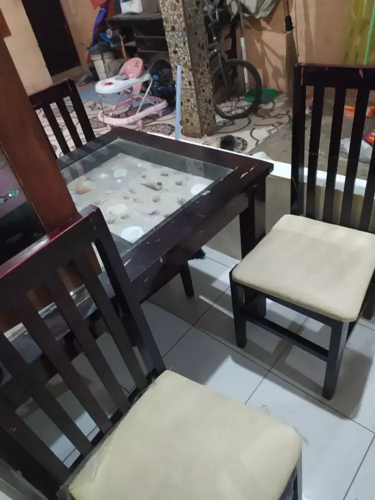 Meja makan kayu minimalis