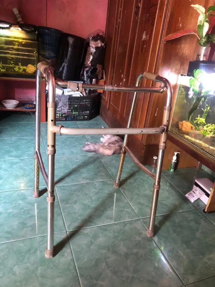 Tongkat kaki 4 jalan