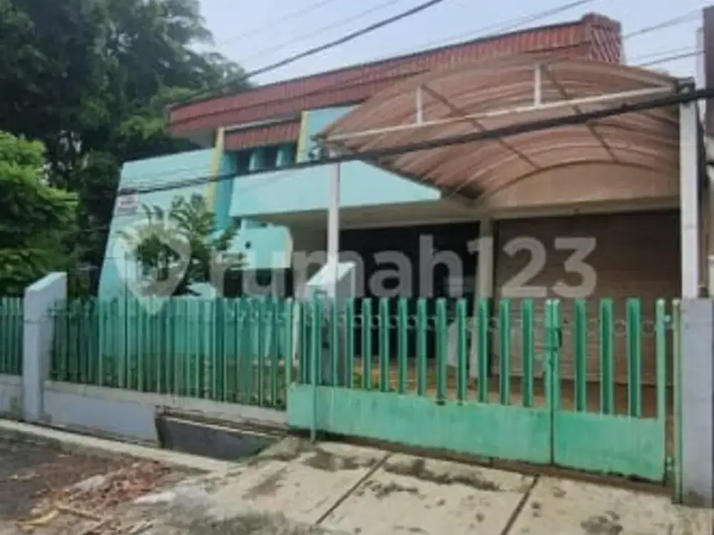 Rumah Hook, Depan Taman, One Gate System Di Jakarta Barat