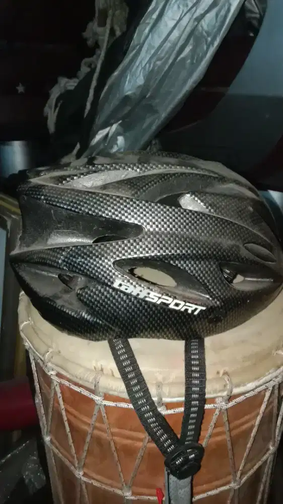 Helm sepeda TaffSport motif karbon