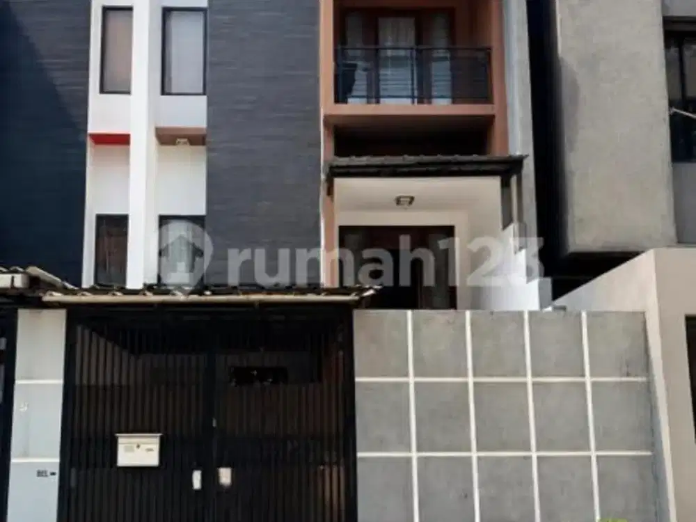 Rumah Bagus Bebas Banjir di Duri Kepa, Jakarta Barat
