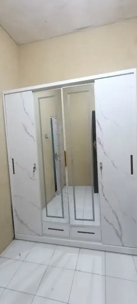 Lemari besi 4 pintu 2 laci 1 loker + 2 lampu LED bisa Atur kecerahan