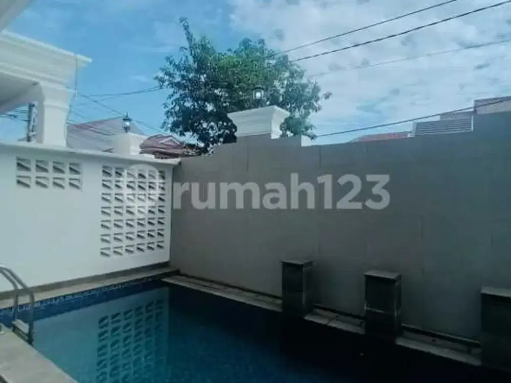 Rumah dengan Kolam Renang di Joglo, Jakarta Barat