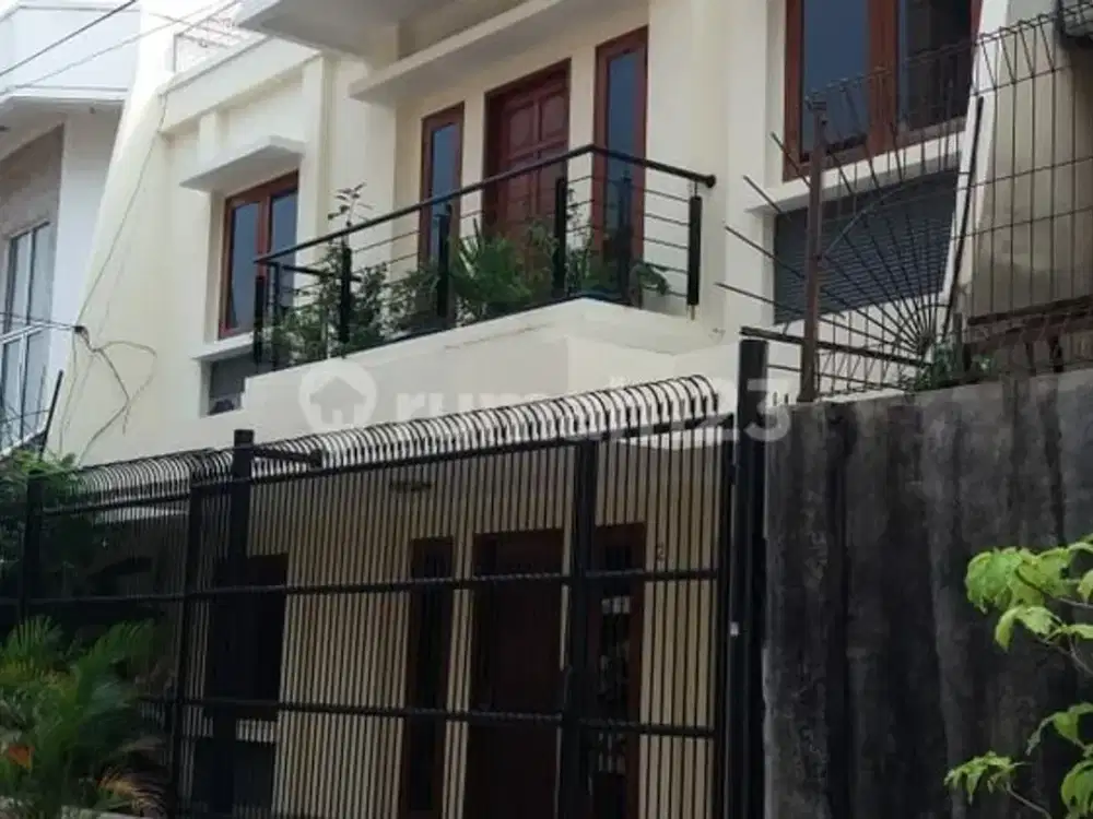 Rumah Bagus 2 Lantai Di Roxy, Jakarta Pusat
