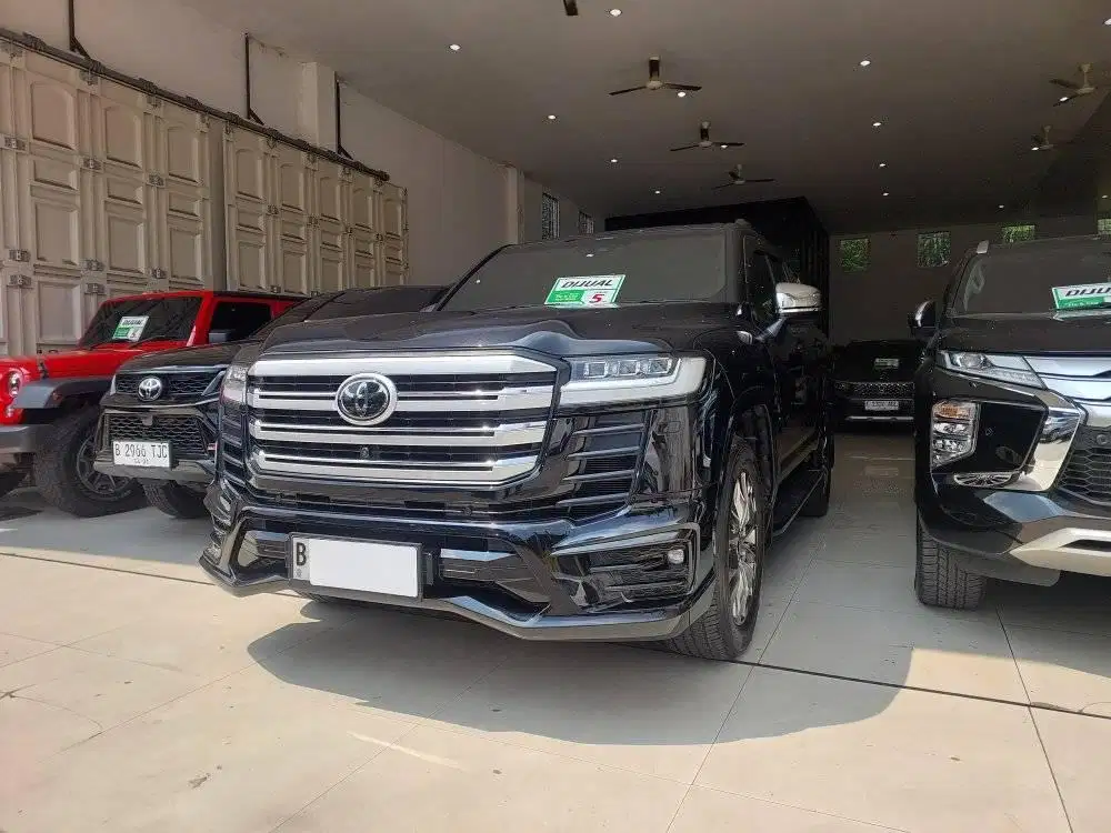 TOYOTA LANDCRUISER VXR 300 (4X4) 3.5 AT MATIC DIESEL 3500 CC TAHUN 202