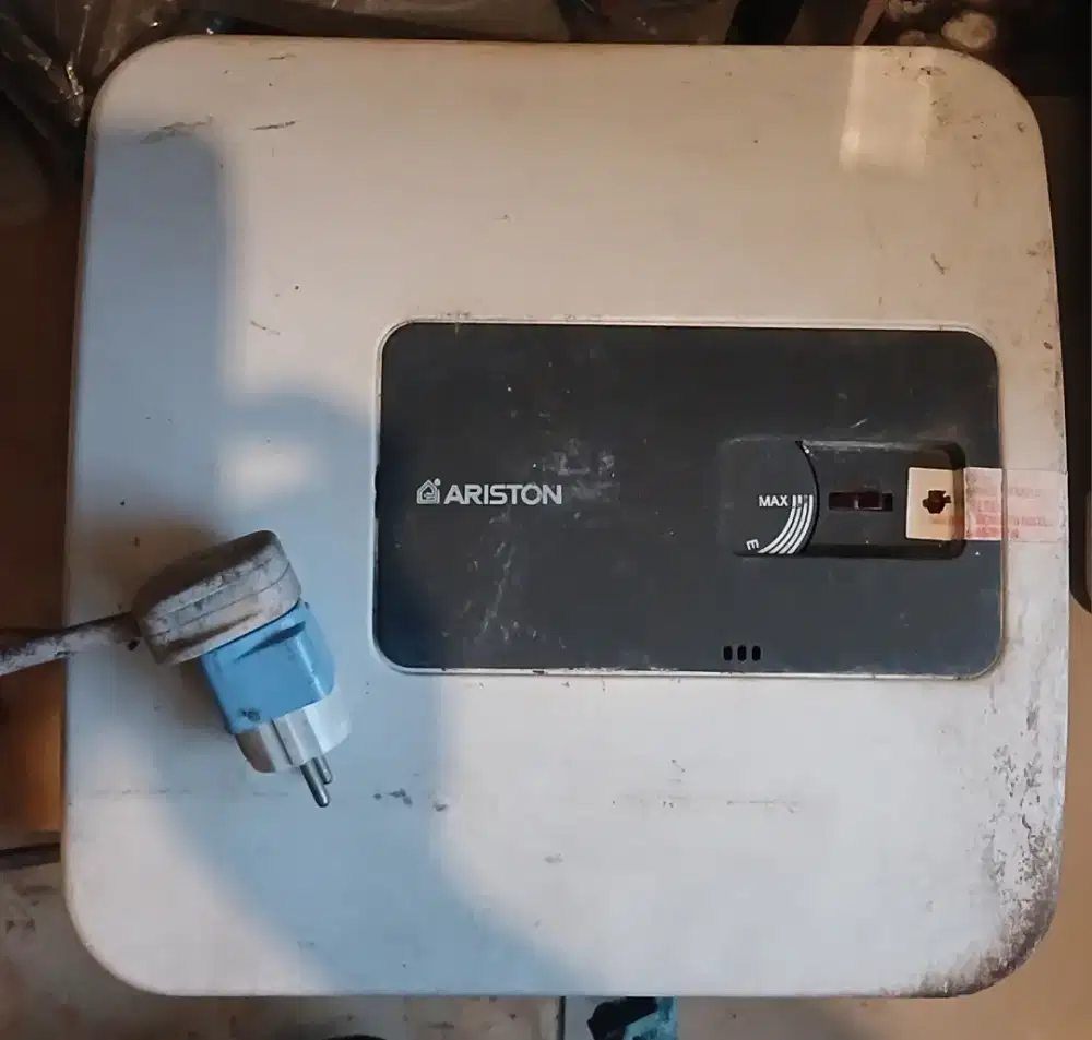 Water heater atau pemanas air ARISTON ASLI KAPASITAS 15 LITER NORMAL