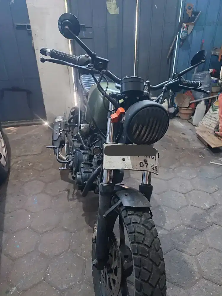 Motor Custom Scrambler Yamaha Byson