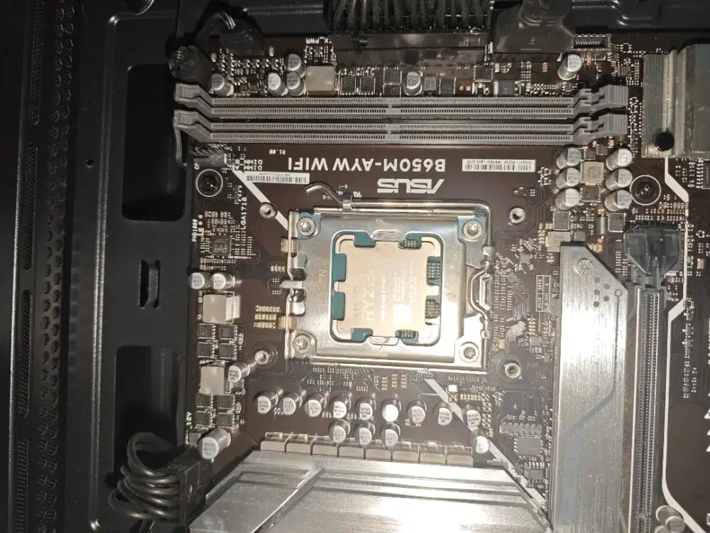 Asrock B650M Ayw Wifi + amd ryzen 5 7500F + SSD Adata Legend 710 512GB
