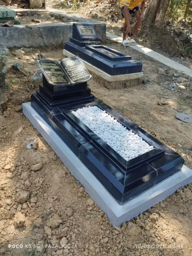 KIJING MAKAM KRAMIK TUGON BUKU