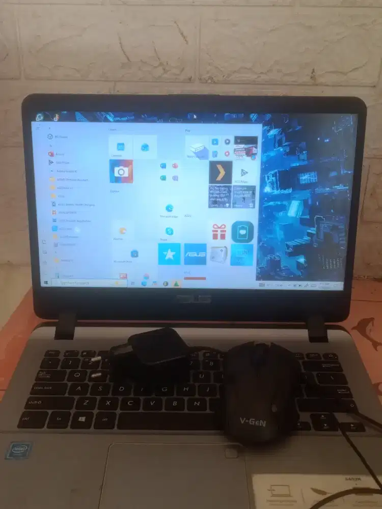 Jual laptop bekas kelengkapan charger dan mouse