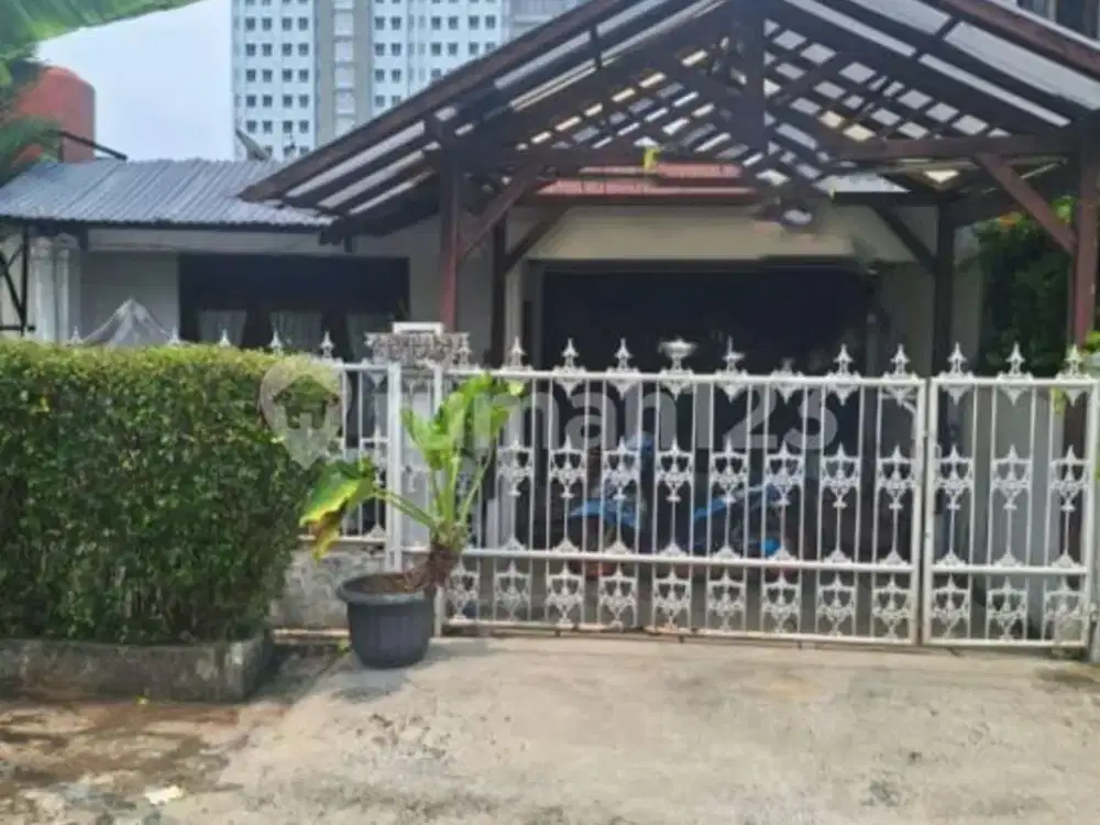 Turun Harga Rumah Lama Dalam Komplek Didaerah Strategis Pasar Jumat, Selangkah ke Stasiun MRT Lebak Bulus Jaksel di Jual