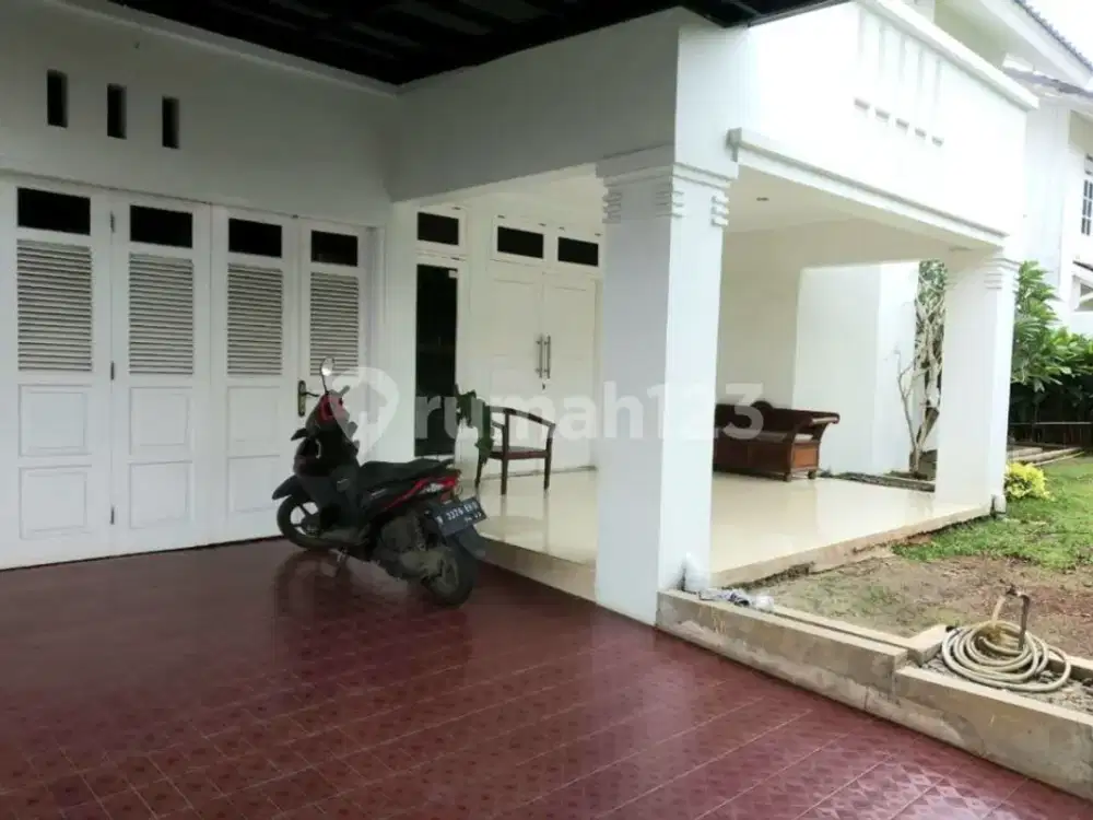 Rumah 2 lantai berhalaman depan & belakang yg luas di dalam komplek Cibubur, Depok