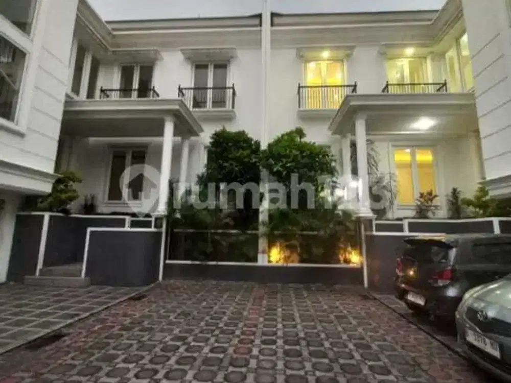 RUMAH PUTIH BERGAYA CLASSIC MODERN 2,5 LANTAI DNG SWIMMING POOL DI AMPERAN JAKSEL