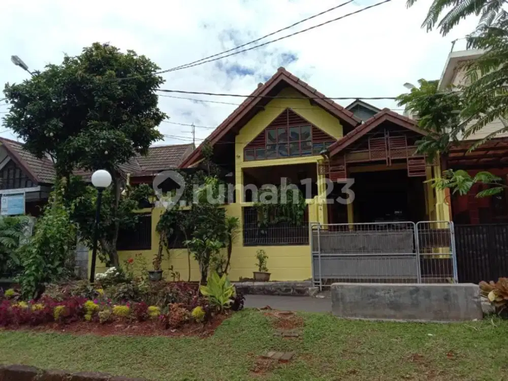 Rumah Semi Furnished Dalam Komplek di Jalan Boulevard, di Pancoran Mas Dwpok Dijual