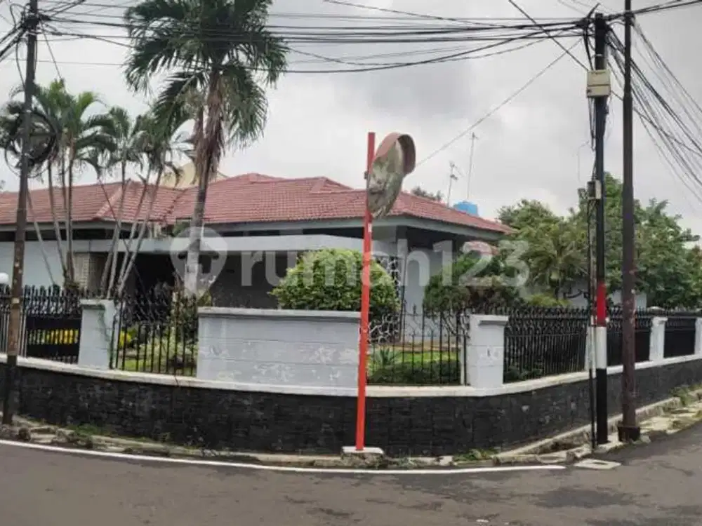 Rumah Berhalaman Luas Depan Samping & Belakang Posisi Hook Dalam Komplek Di Rawamangun, Jakarta Timur Dijual