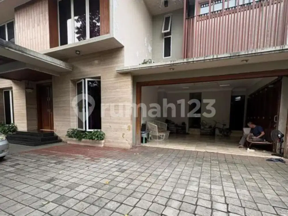 Rumah 2 Lantai Dng Swimming Pool di Daerah Strategis Cilandak Jaksel