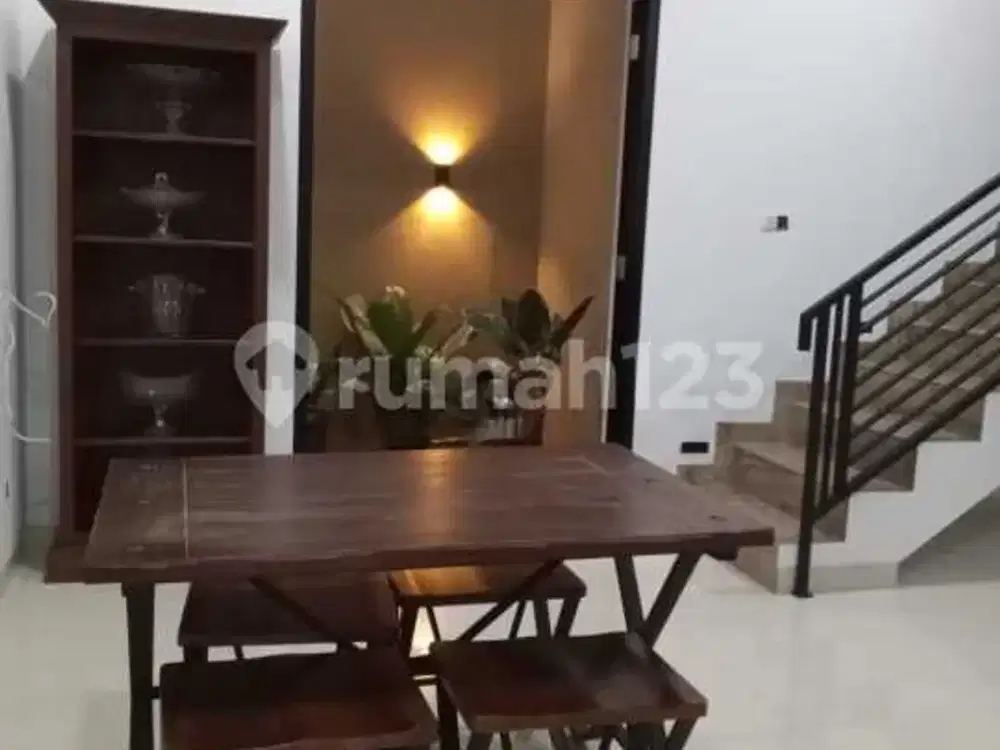 RUMAH 2 LANTAI BERLOKASI STRATEGIS DALAM KOMPLEK DI LEBAK BULUS, JAKSEL