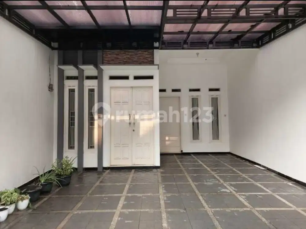 Rumah 2 Lantai Siap Huni di Pejaten Timur Dijual
