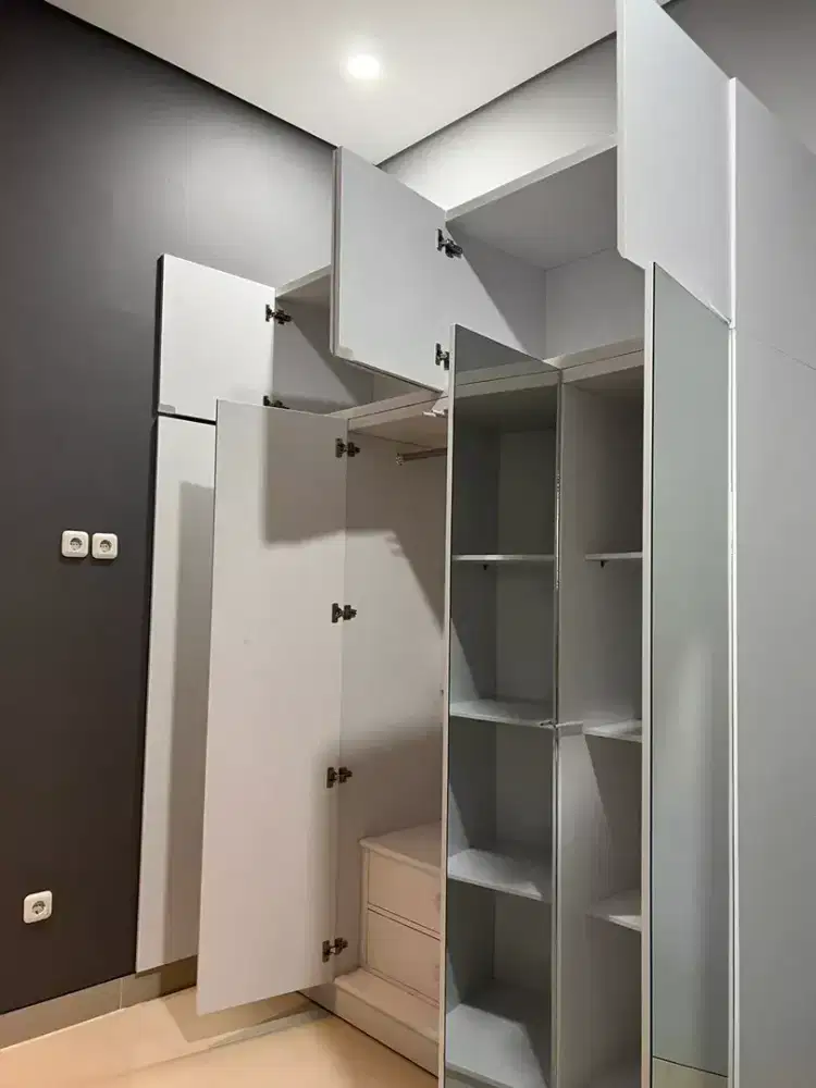Lemari 4 pintu cermin