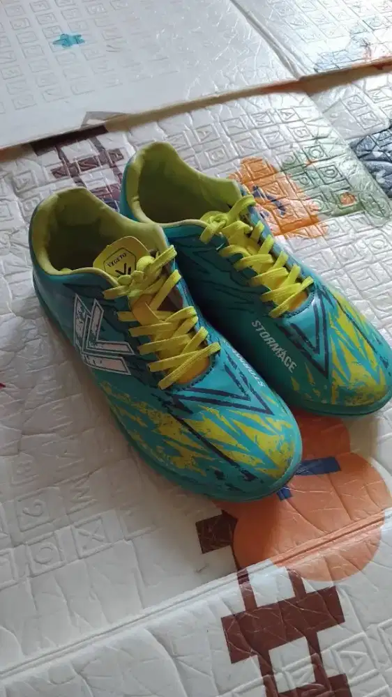 Sepatu futsal anak Vegeto uk 33