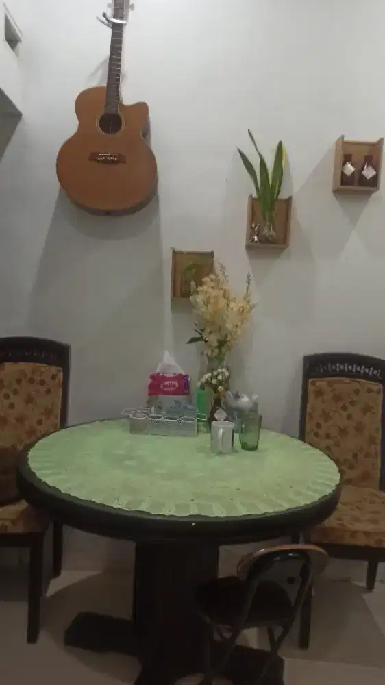 Meja makan bulat kayu jati