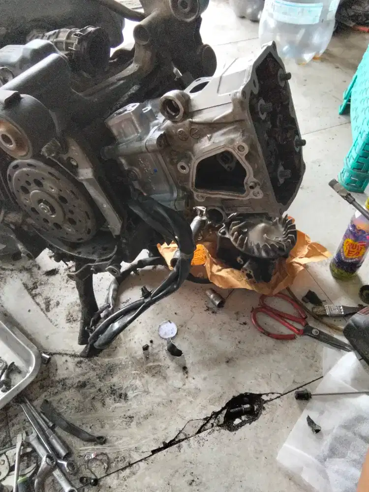 Mencari kerja montir motor