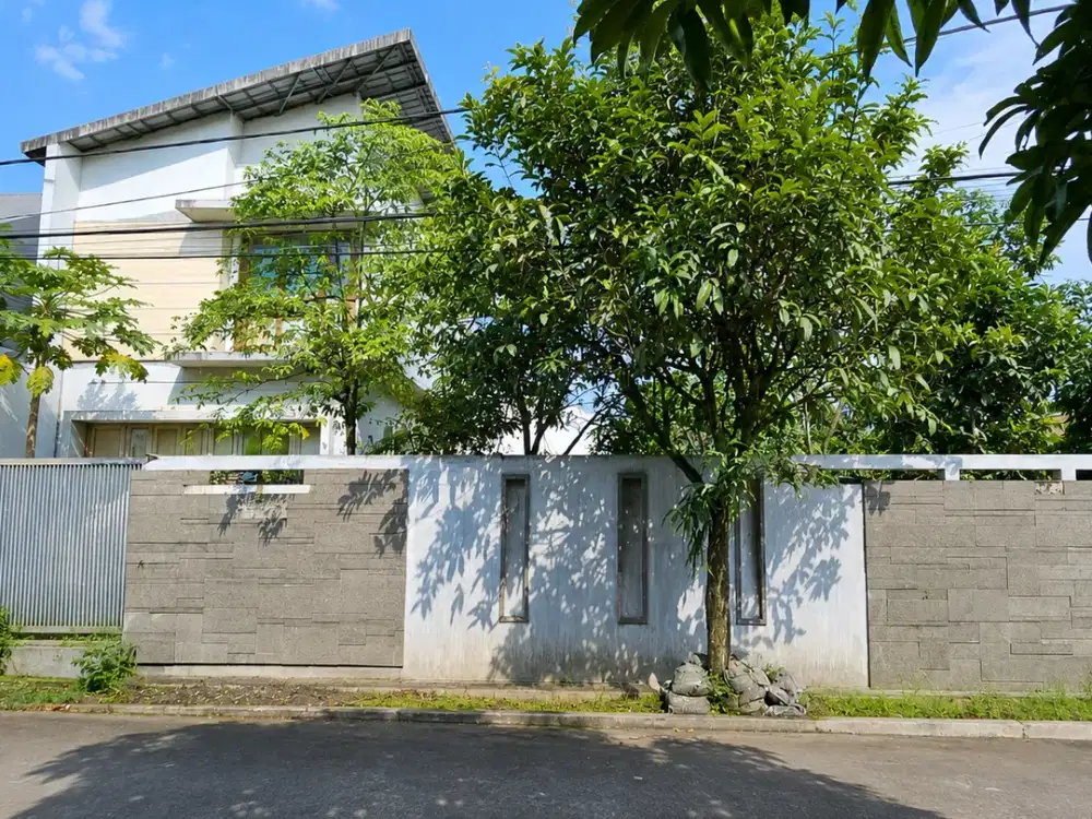 dijual rumah hook strategis besar hanya hitung tanah di Taman kopo indah bandung