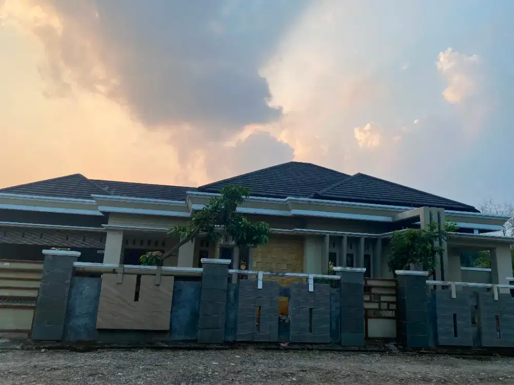 DI JUAL RUMAH LOKASI STRATEGIS DEKAT MALL BOEMI KEDATON