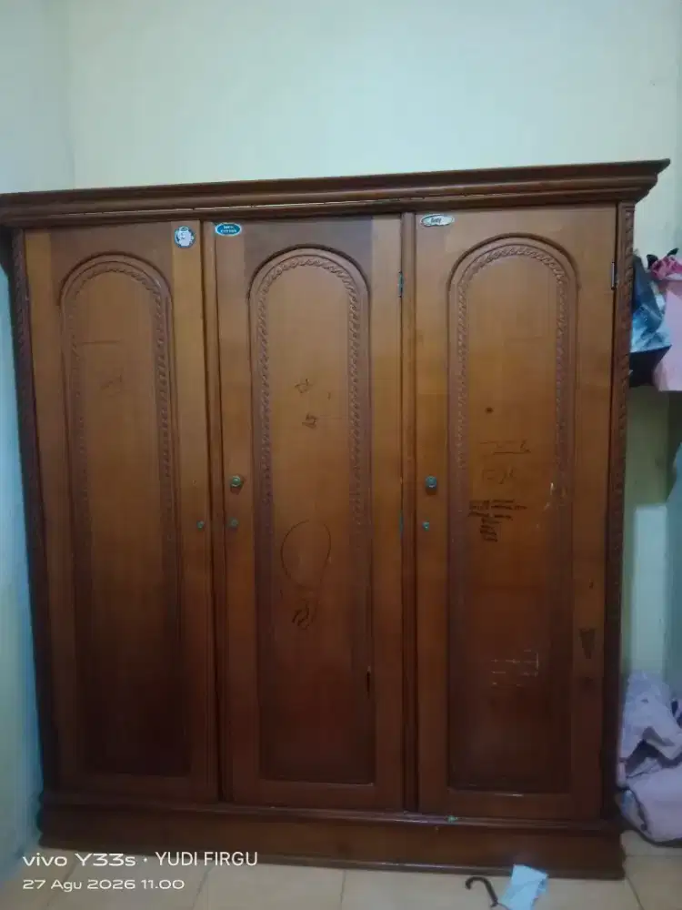 Lemari jati bekas