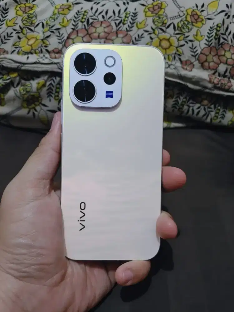 V70 5G 12+ 256GB LIKE NEW