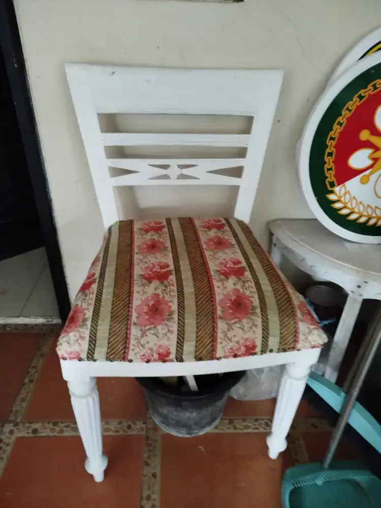 Kursi Raffles warna putih