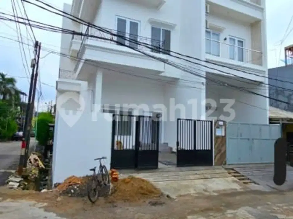 Brand New Rumah Hook 3 Lantai Muara Karang Jakarta Utara Strategis Siap Huni