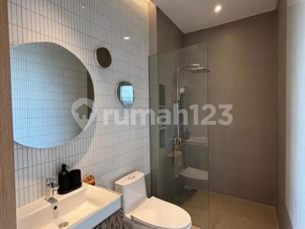 Rumah 2 Lantai Luas, Mewah, Berlokasi Strategis dan Dekat Tol