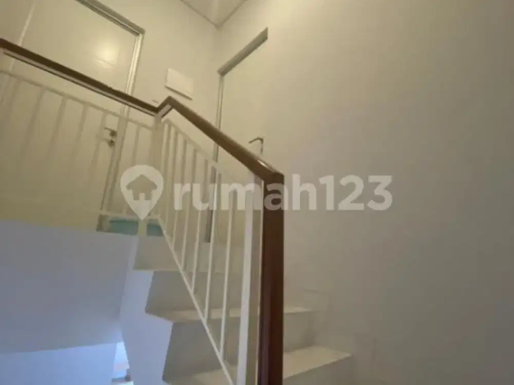 Rumah 2 Lantai Full Furnish Dekat Area Teramai
