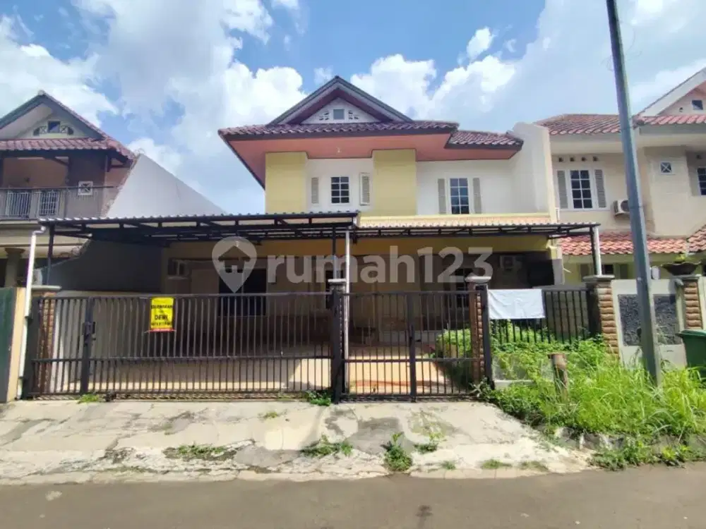 Rumah Dua Lantai Furnished Lokasi Strategis Dekat Sekolah dan Akses Tol