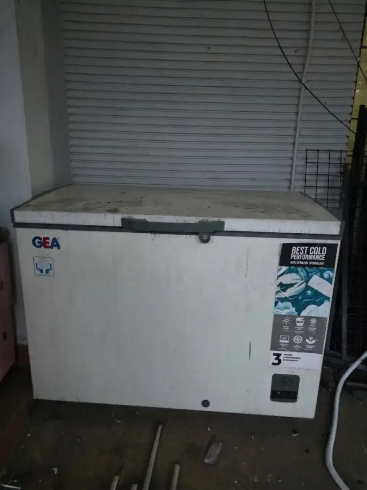Freezer Box GEA 300 Liter (Kondisi Mati / Bahan Teknisi)