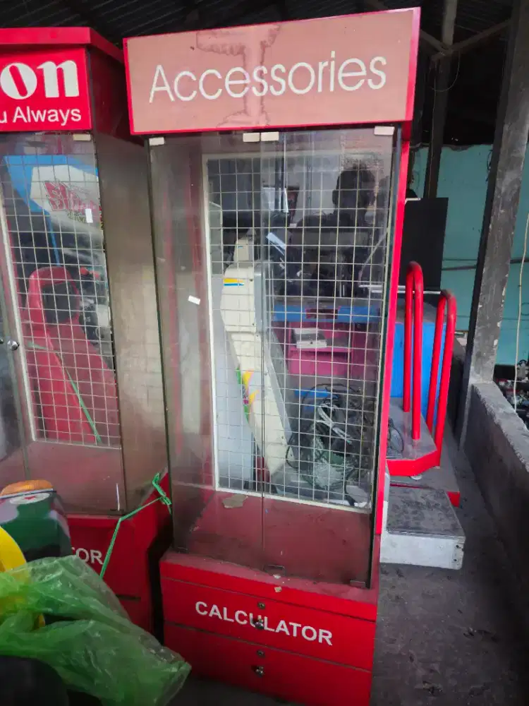 Lemari kaca display tebal