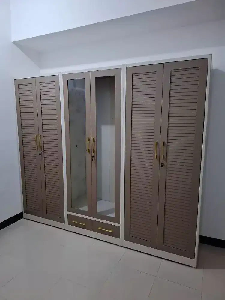 Lemari pakaian Plat besi