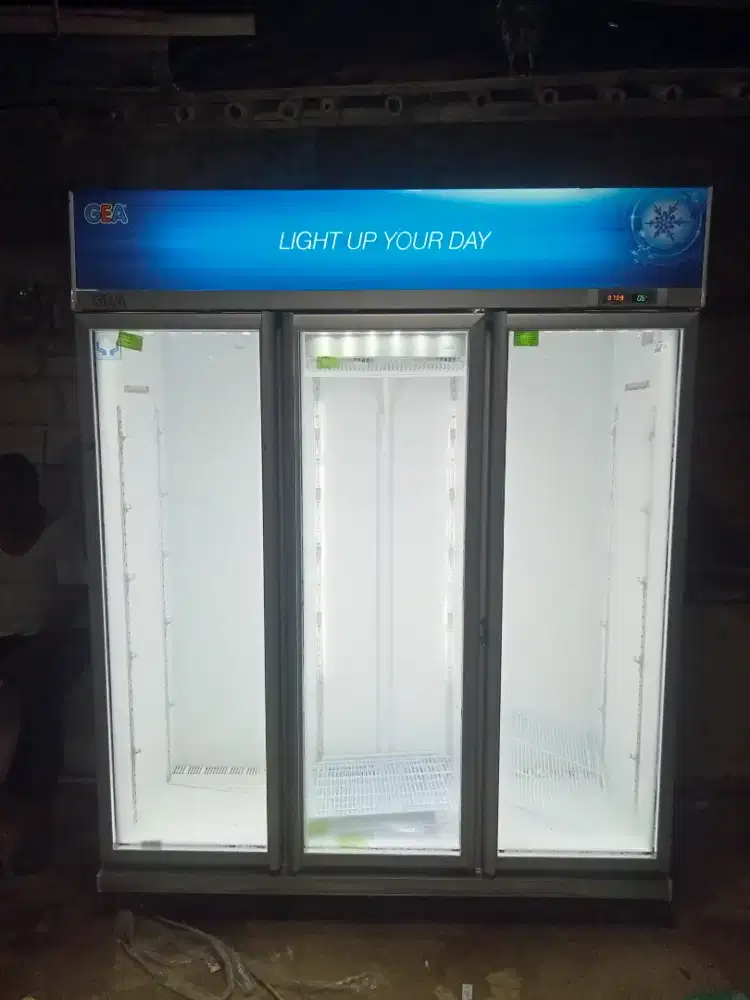 DI JUAL SHOWCASE MEREK GEA 3 PINTU