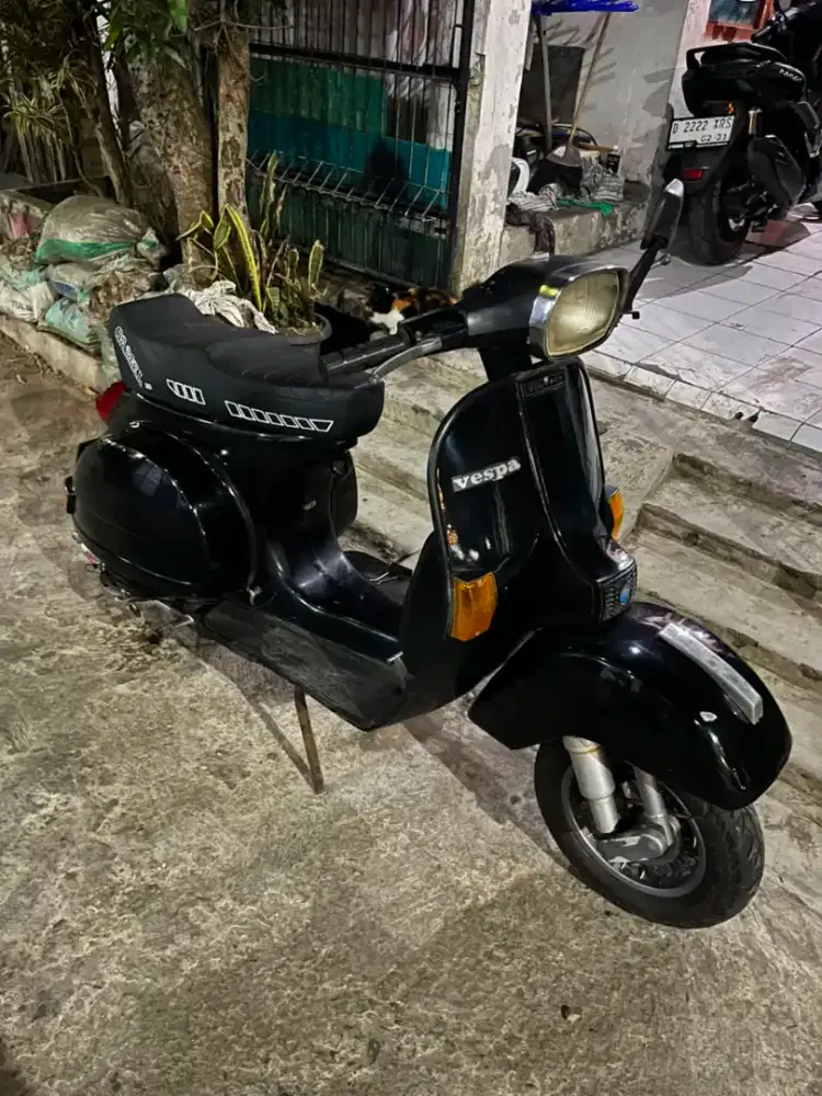 Vespa P150S 1981 hitam