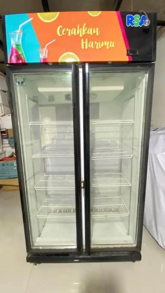 Showcase merk gea 2 pintu