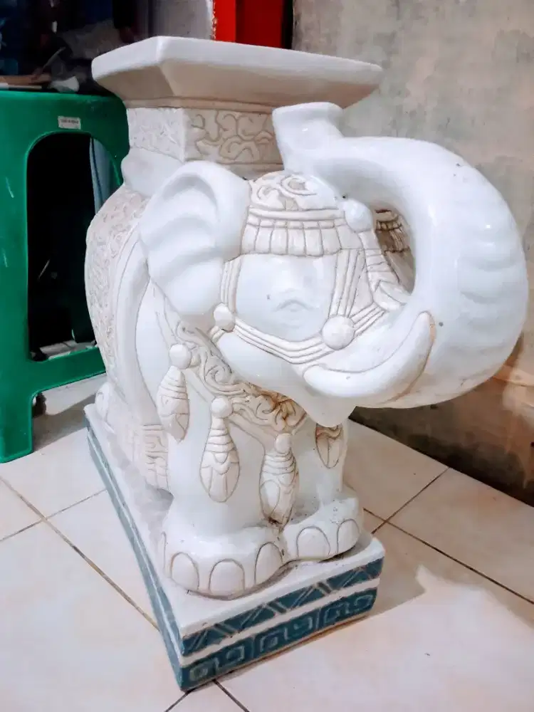 Guci gajah duduk