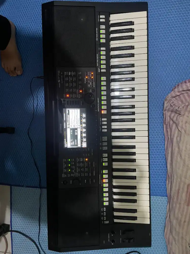 Keyboard yamaha psr s775