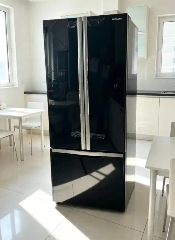 Kulkas mewah warna hitam side by side merek Hitachi x apartmen