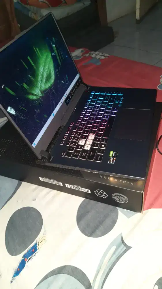 Asus ROG  G513RC  Ryzen 7 6800H 8 gb. SSD 512 ,RTX 3050   full set