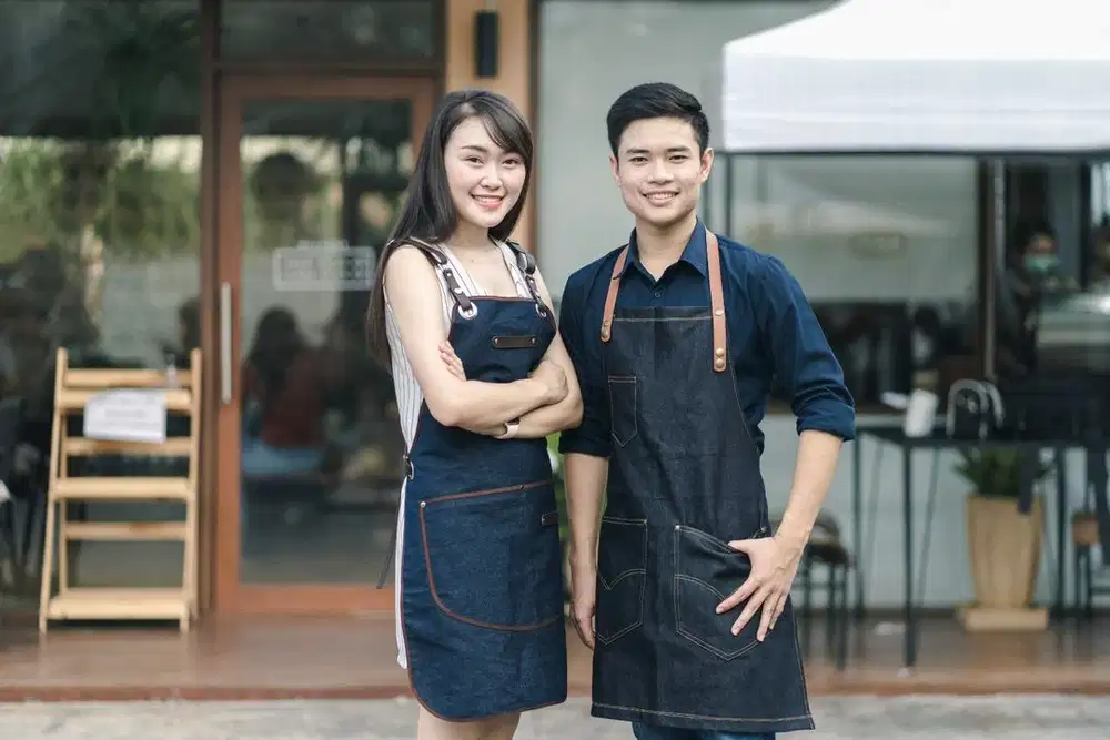 Waiters perempuan