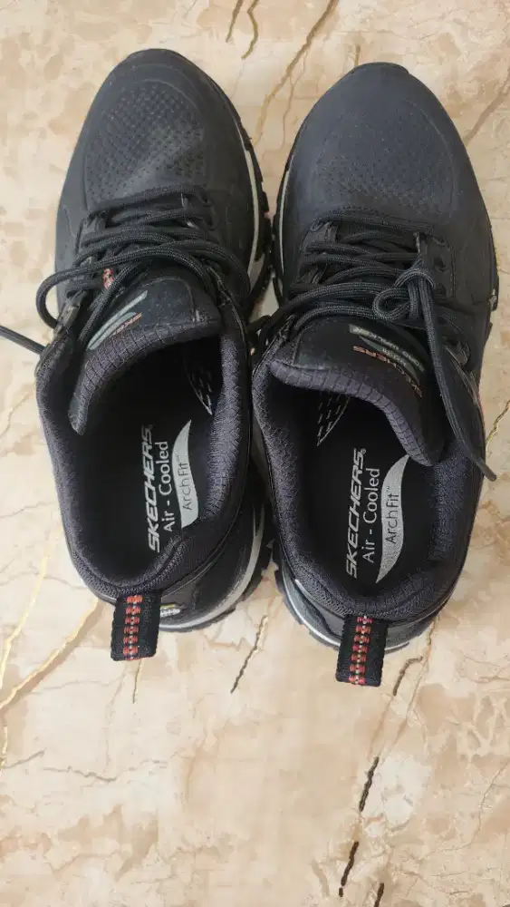 Preloved skechers hitam size 41
