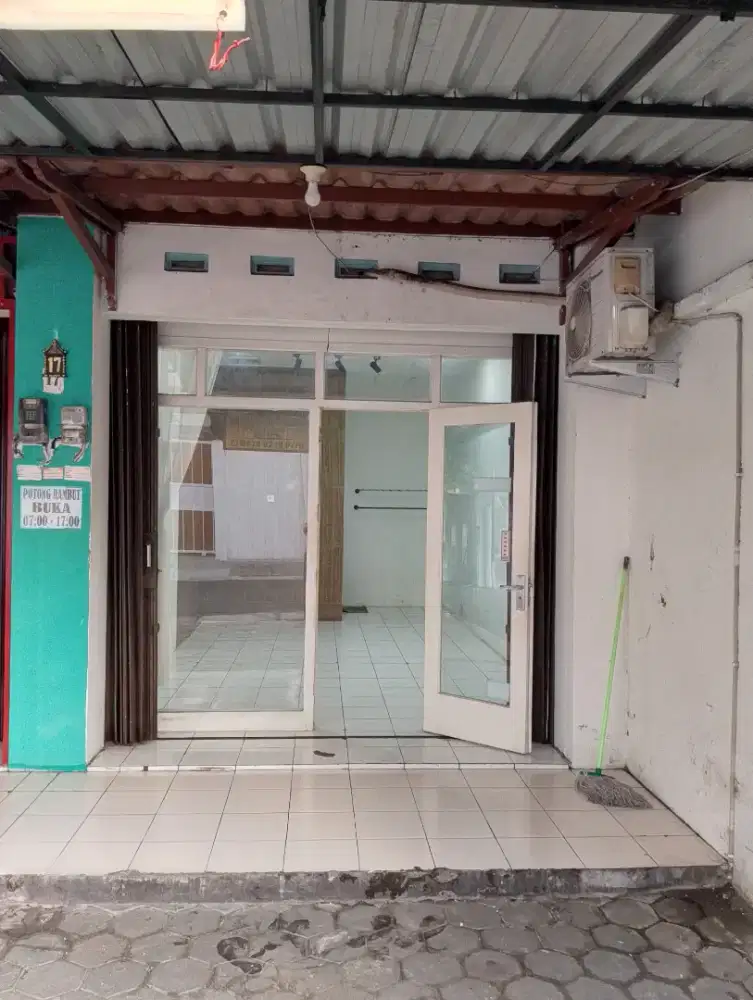 Kios dekat UGM dan UNY