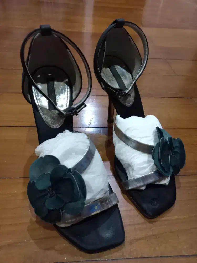 Dijual Cepat !!  LV Women's Shoes 100% Authentic. Preloved Luxury