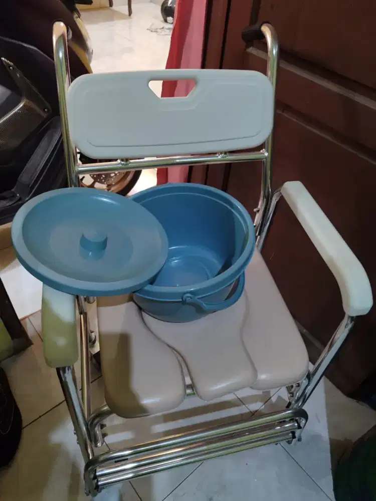 Dijual kursi roda toilet portabel